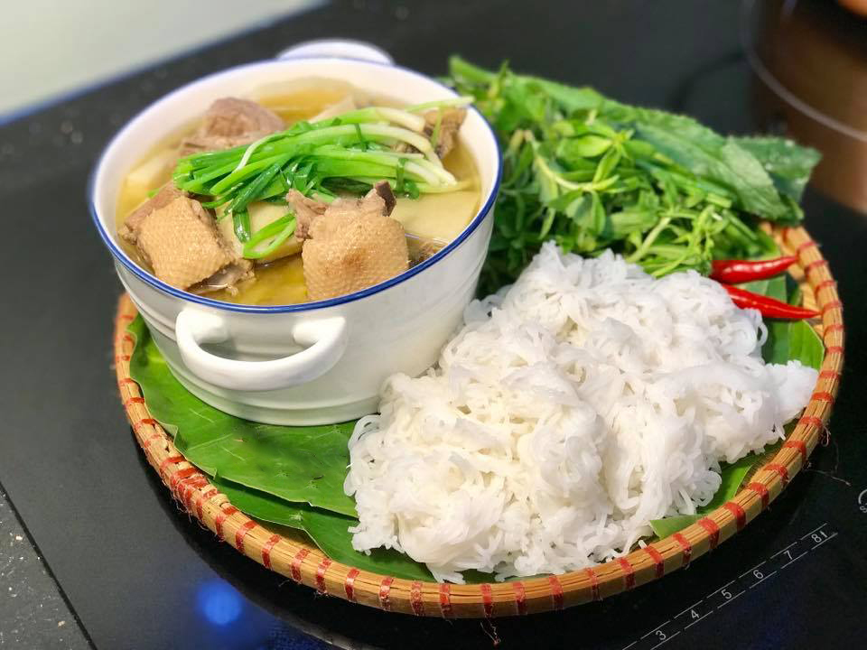 Thành phẩm tô vịt nấu măng thơm ngon đậm vị